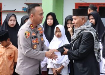 Kapolres Aceh Tengah Turun Langsung Bagi Sembako untuk Santri