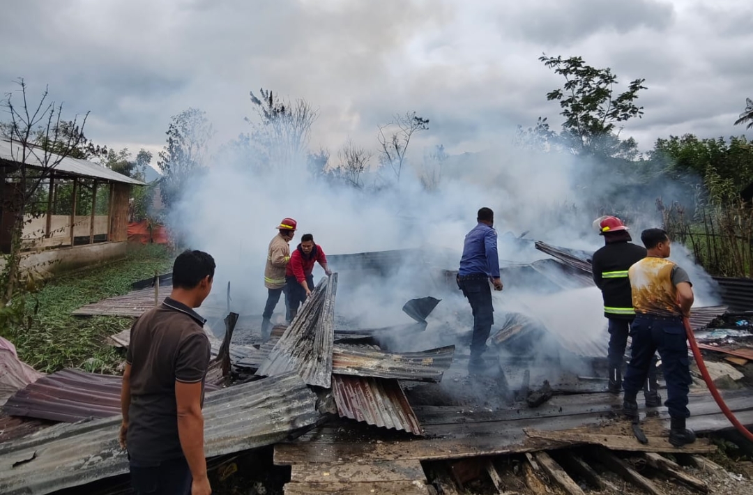 Rumah Milik Sahrul Amin di Simpang Kelaping Hangus Terbakar
