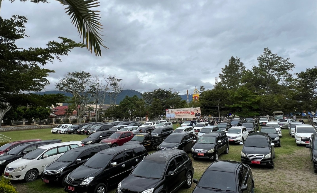 Puluhan Mobil Dinas “Menginap” di Lapangan Setdakab Aceh Tengah, Ada Apa!