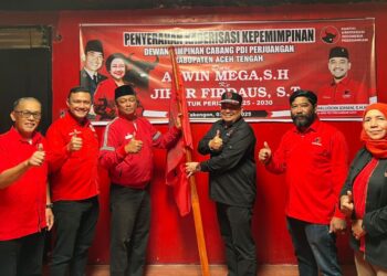 Arwin Mega Serahkan Tampuk Kepemimpinan PDIP Aceh Tengah ke Jihar Firdaus