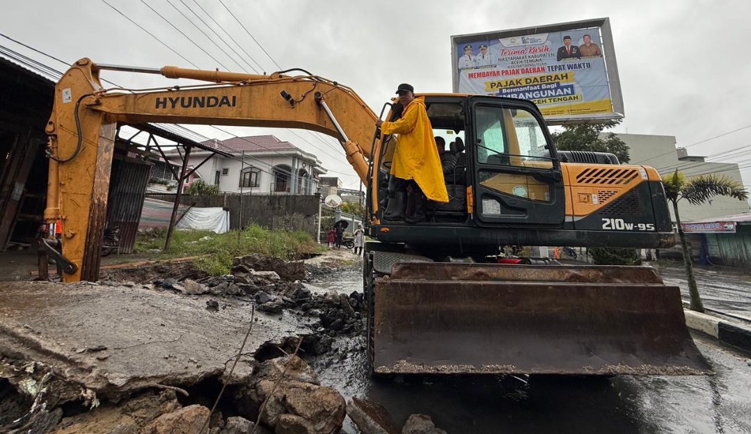 Muchsin Turun Tangan, Drainase Penuh Tumpukan Pasir, Diduga dari SPBU Paya Tumpi