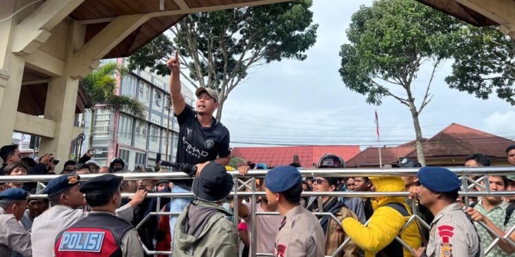 Krisis Pangan dan BBM Memuncak! Ratusan Warga Aceh Tengah Geruduk Kantor Bupati