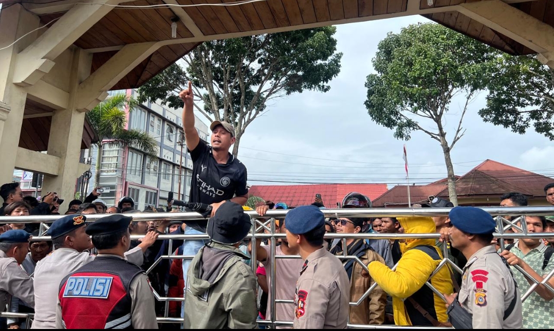 Krisis Pangan dan BBM Memuncak! Ratusan Warga Aceh Tengah Geruduk Kantor Bupati