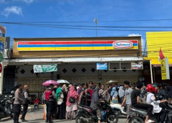 Demi 1 Kg Beras, Warga Aceh Tengah Rela Antre Sejak Pagi di Indomaret yang Nyaris Dijarah