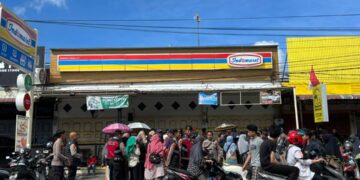 Demi 1 Kg Beras, Warga Aceh Tengah Rela Antre Sejak Pagi di Indomaret yang Nyaris Dijarah