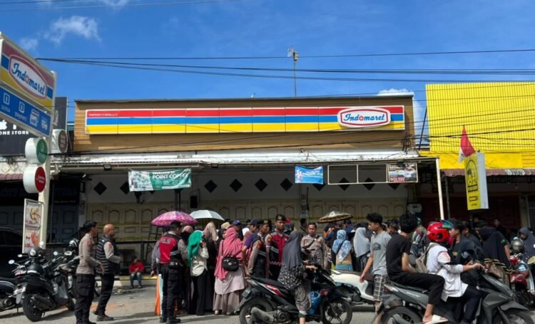 Demi 1 Kg Beras, Warga Aceh Tengah Rela Antre Sejak Pagi di Indomaret yang Nyaris Dijarah