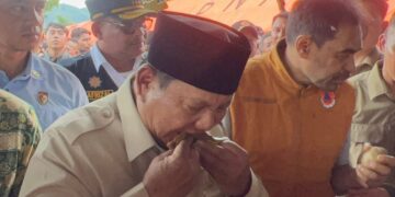 Ke Aceh Tengah, Presiden Prabowo Sempat Nikmati Lepat Gayo di Posko Pengungsian