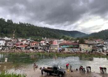 Warga Aceh Tengah Manfaatkan Gelondongan “Kayu Banjir” yang Hanyut untuk Kayu Bakar 
