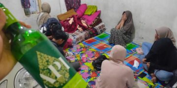 Delapan Muda-Mudi Digerebek Warga di Simpang 4 Bebesen, Botol Anggur Hijau Disita