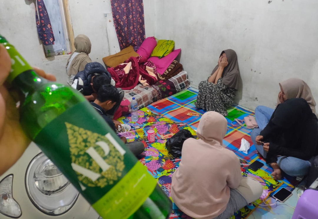Delapan Muda-Mudi Digerebek Warga di Simpang 4 Bebesen, Botol Anggur Hijau Disita
