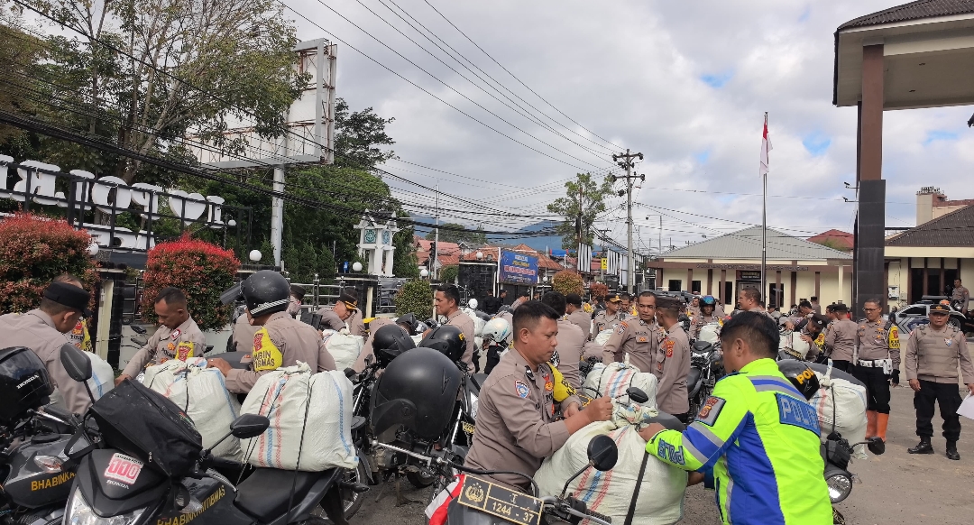 Terobos Medan Terisolasi, Polres Aceh Tengah Salurkan Logistik dengan Sepeda Motor ke Tiga Kecamatan