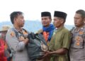 Tembus Medan Ekstrem Selama 8 Jam, Kapolres Aceh Tengah Antar Bantuan ke Daerah Terisolir