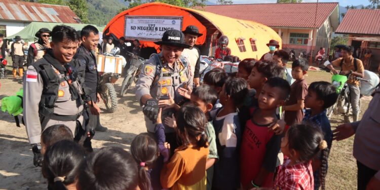 Di Jalur Terputus Pascabencana, Kapolres Aceh Tengah Hadir Menguatkan Warga Linge