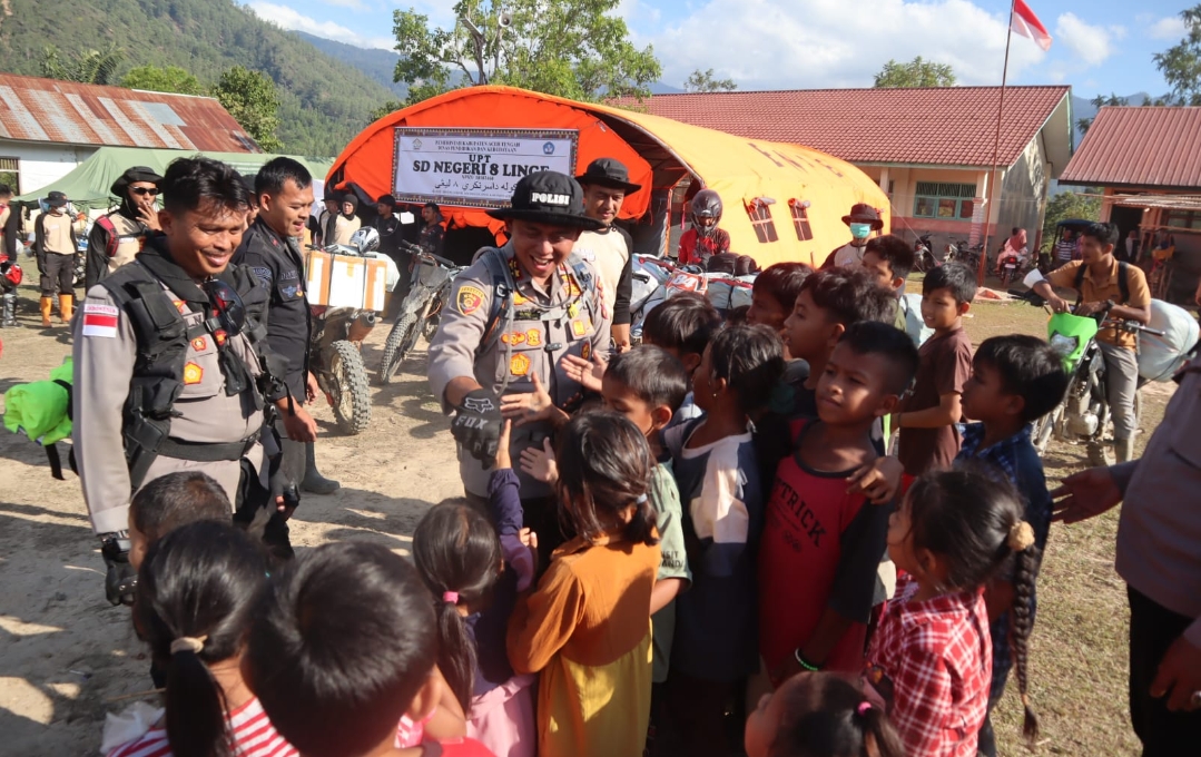 Di Jalur Terputus Pascabencana, Kapolres Aceh Tengah Hadir Menguatkan Warga Linge
