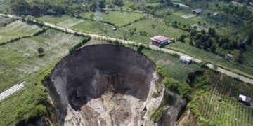 Jembatan Panjang Akan Dibangun di Lubang Raksasa Pondok Balik