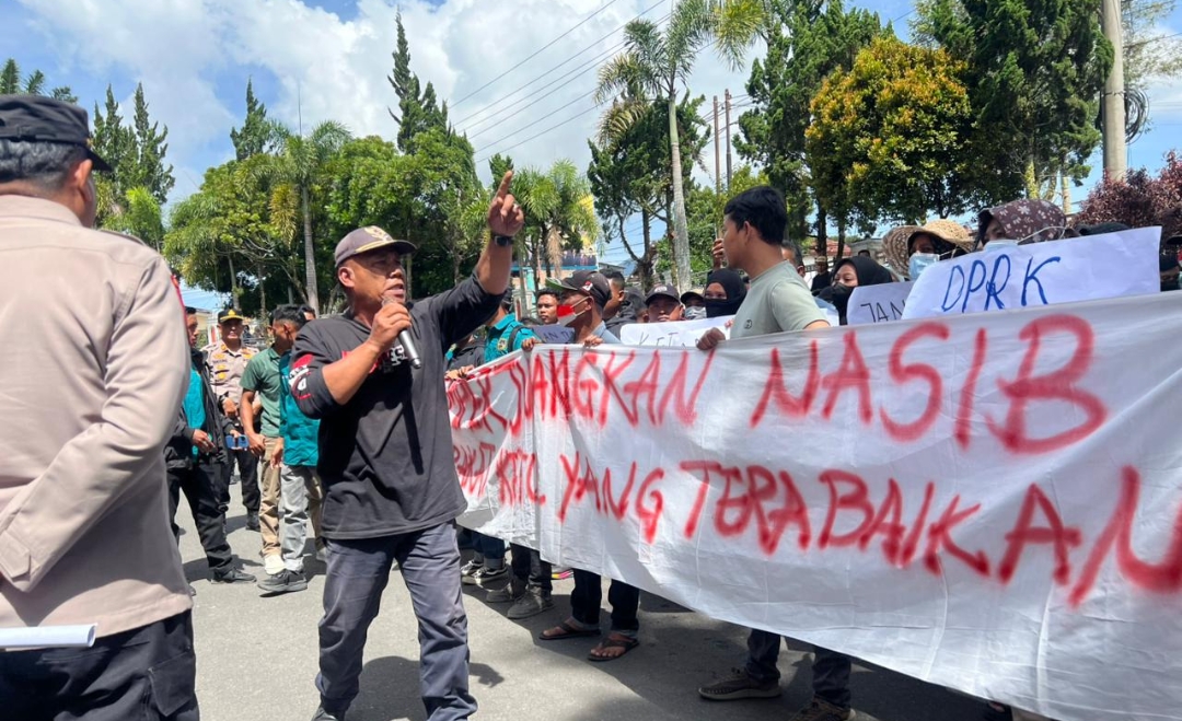 Masyarakat Ketol Geruduk DPRK, Desak Lubang Raksasa dan Longsor Pondok Balik Segera Ditangani