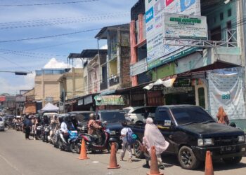 Harga BBM Eceran Meroket, SPBU Diserbu, Warga Desak Bupati Turun, “Jangan Asik Rapat Pak”