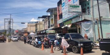 Harga BBM Eceran Meroket, SPBU Diserbu, Warga Desak Bupati Turun, “Jangan Asik Rapat Pak”