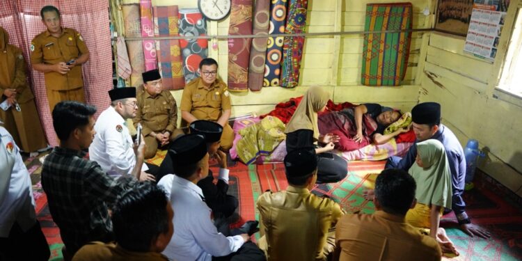 Di Tengah Duka! Bupati Haili Yoga Bantu Pengidap Diabetes Akut di Kampung Umang Bebesen