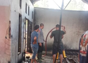 Diduga Korsleting Listrik, Satu Unit Rumah di Mengaya Hangus Terbakar