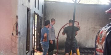 Diduga Korsleting Listrik, Satu Unit Rumah di Mengaya Hangus Terbakar
