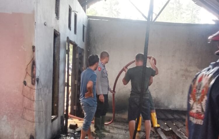 Diduga Korsleting Listrik, Satu Unit Rumah di Mengaya Hangus Terbakar