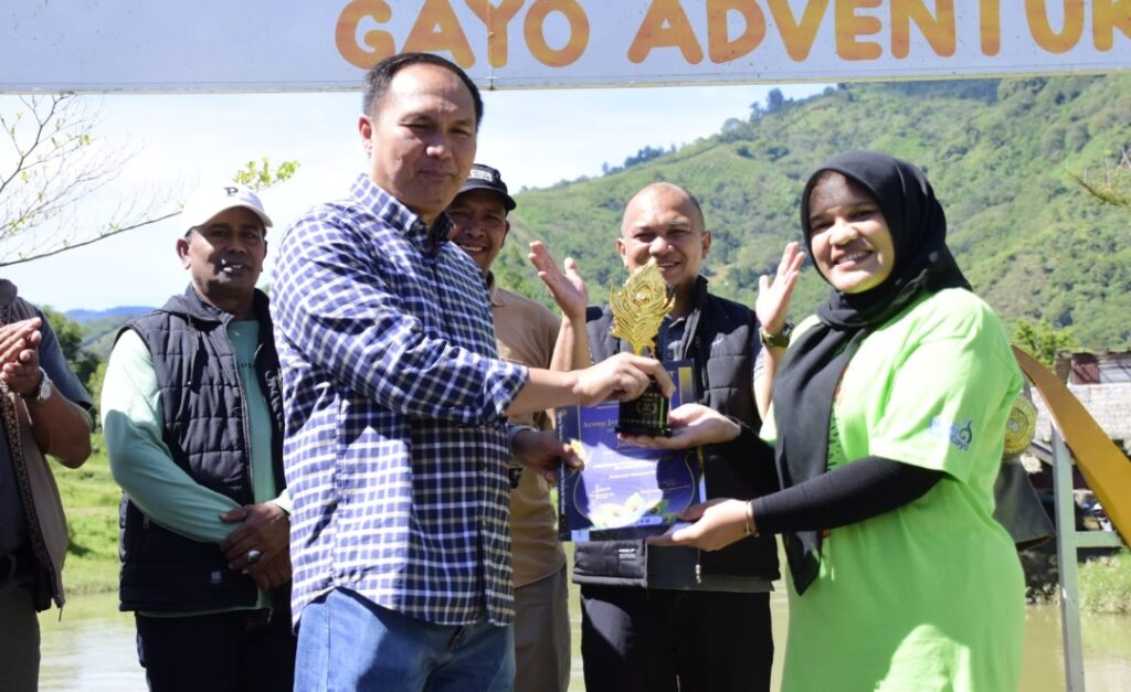 Sekda Mursyid Serahkan Penghargaan API Award 2025 ke Arung Jeram Lukup Badak