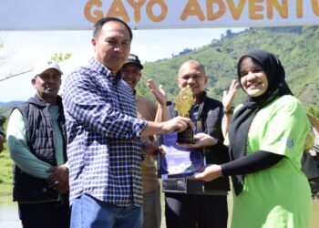 Sekda Mursyid Serahkan Penghargaan API Award 2025 ke Arung Jeram Lukup Badak