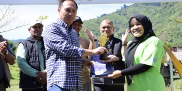 Sekda Mursyid Serahkan Penghargaan API Award 2025 ke Arung Jeram Lukup Badak
