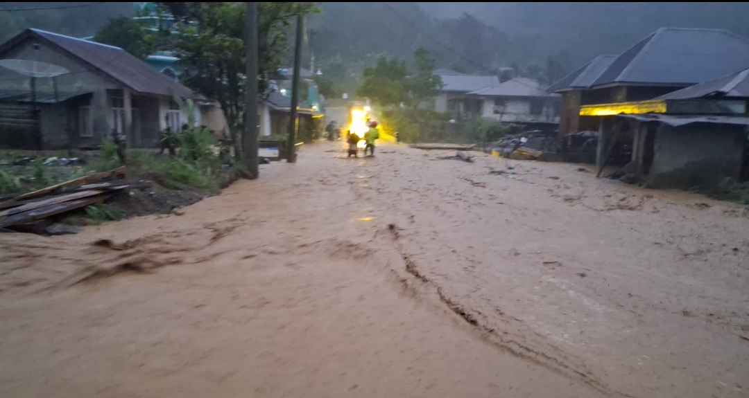 Sungai Meluap! Warga Kenawat Panik, Pilih Mengungsi
