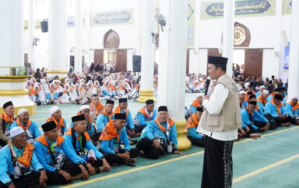 Lepas 235 JCH Aceh Tengah, Haili Yoga Ingatkan Khusyuk Ibadah, Jangan Sibuk Beli Oleh – Oleh