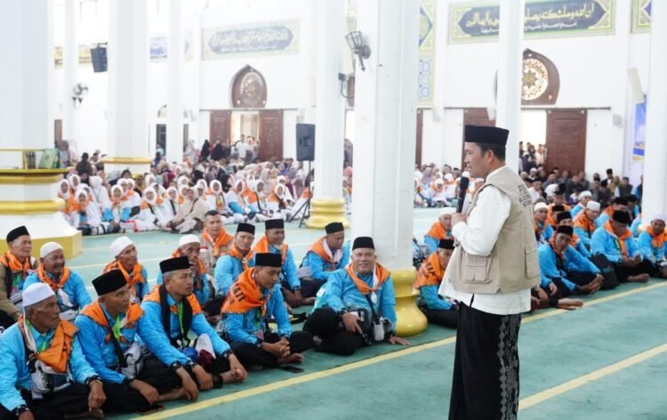 Lepas 235 JCH Aceh Tengah, Haili Yoga Ingatkan Khusyuk Ibadah, Jangan Sibuk Beli Oleh – Oleh