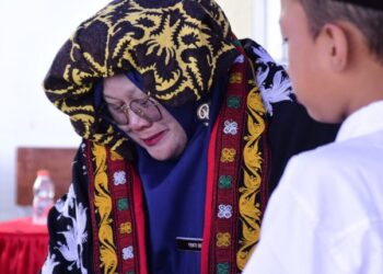 Haili Yoga Terharu Saksikan Prosesi Adat Bemunge di SDN 9 Lut Tawar