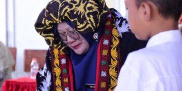 Haili Yoga Terharu Saksikan Prosesi Adat Bemunge di SDN 9 Lut Tawar