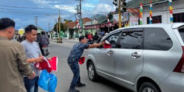 PWI Aceh Tengah Bagikan Bendera Gratis 