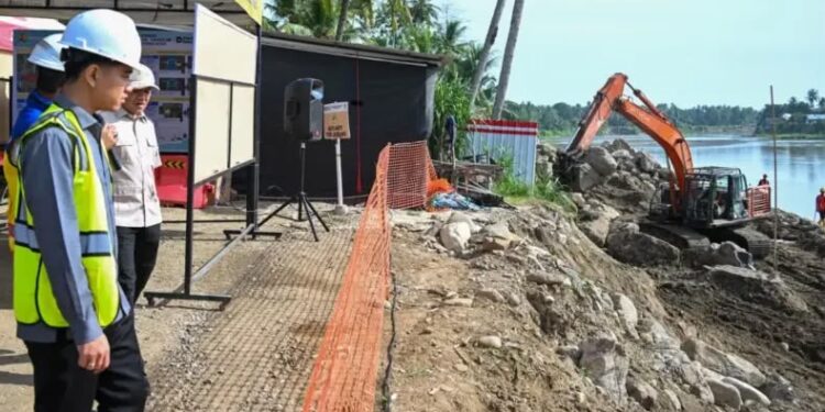 Wapres Gibran Tinjau Jembatan Krueng Tingkeum, Pastikan Rampung Akhir 2026