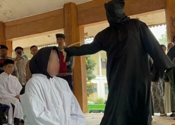 Dua Terpidana Zina Asal Aceh Tamiang Dicambuk 100 Kali di Takengon