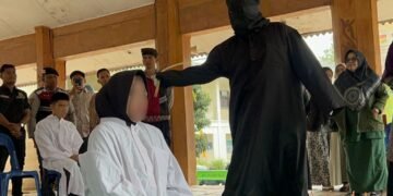 Dua Terpidana Zina Asal Aceh Tamiang Dicambuk 100 Kali di Takengon
