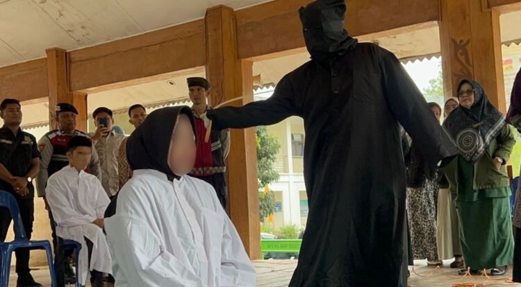 Dua Terpidana Zina Asal Aceh Tamiang Dicambuk 100 Kali di Takengon