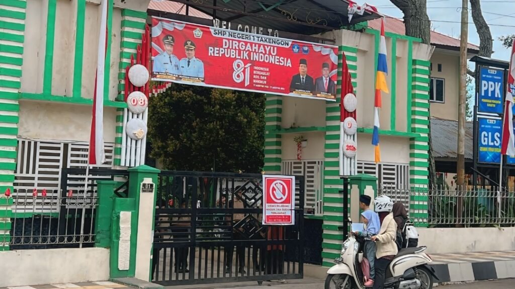 Tangis di Gerbang Sekolah, Siswa SMPN 1 Takengon Harus Pulang karena Terlambat