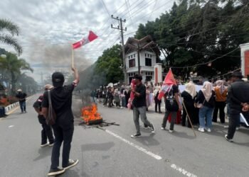 Peserta Aksi di DPRK, Minta Bupati Haili Yoga Hadir: “Kalau Tidak Kami Jemput ke Pendopo”