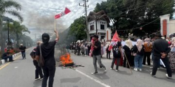 Peserta Aksi di DPRK, Minta Bupati Haili Yoga Hadir: “Kalau Tidak Kami Jemput ke Pendopo”