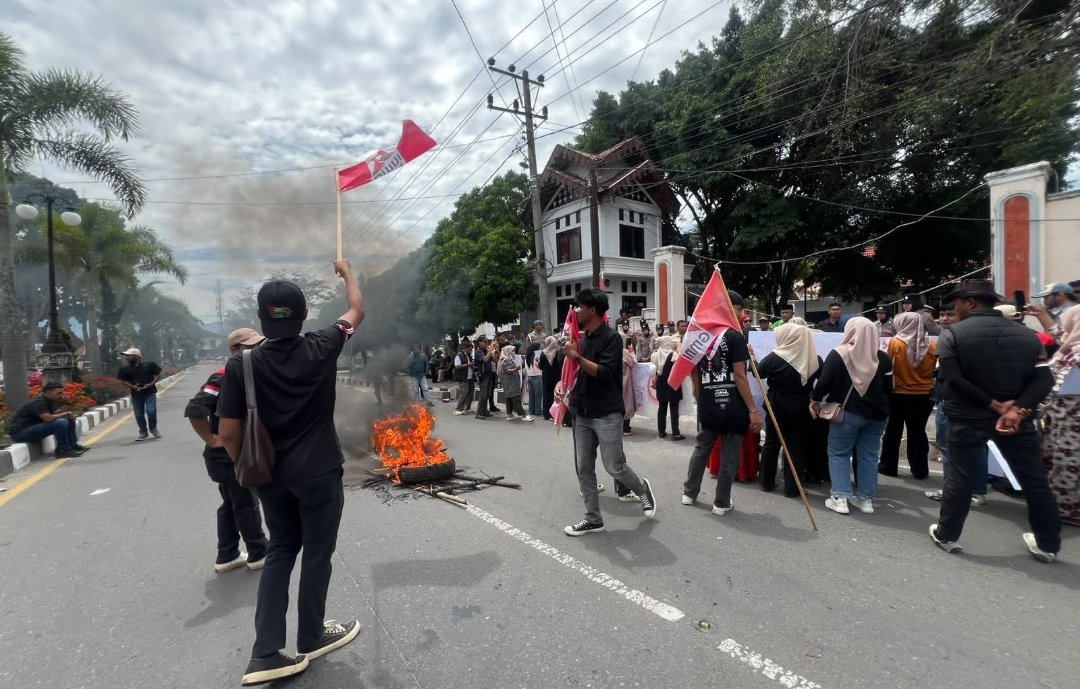 Peserta Aksi di DPRK, Minta Bupati Haili Yoga Hadir: “Kalau Tidak Kami Jemput ke Pendopo”