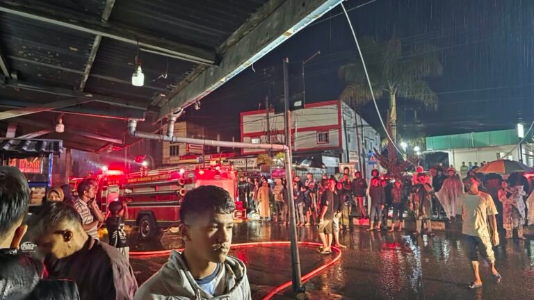 Atap Dua Rumah di Kemili Bebesen Terbakar