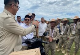 Tangis Ibunda Pecah Saat Warga Aceh Tengah ini Pulang Bawa Motor Hadiah dari Gerindra Aceh
