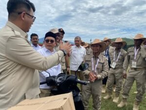 Tangis Ibunda Pecah Saat Warga Aceh Tengah ini Pulang Bawa Motor Hadiah dari Gerindra Aceh
