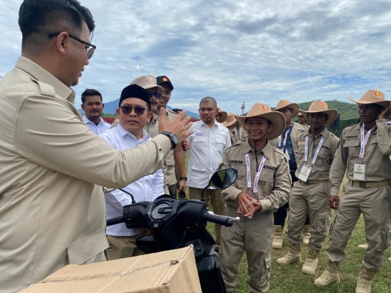 Tangis Ibunda Pecah Saat Warga Aceh Tengah ini Pulang Bawa Motor Hadiah dari Gerindra Aceh