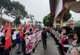 Puluhan Massa Geruduk Kantor Bupati Aceh Tengah