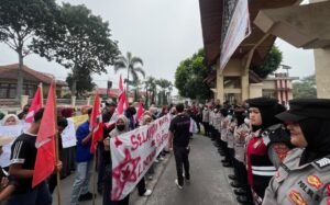 Puluhan Massa Geruduk Kantor Bupati Aceh Tengah