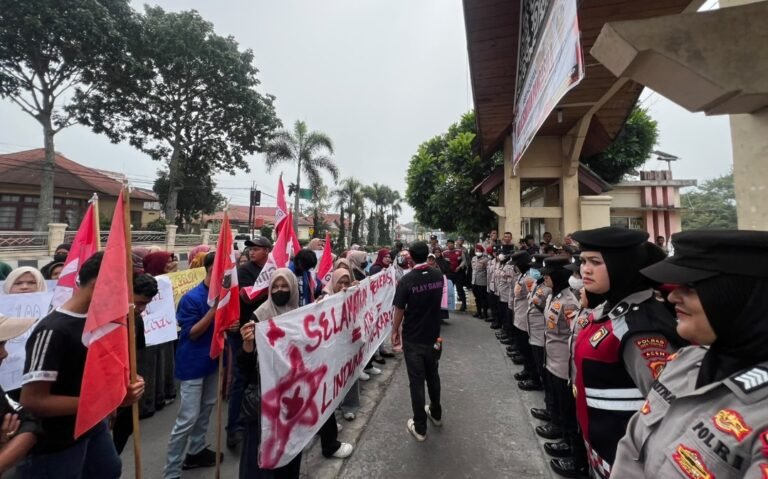 Puluhan Massa Geruduk Kantor Bupati Aceh Tengah